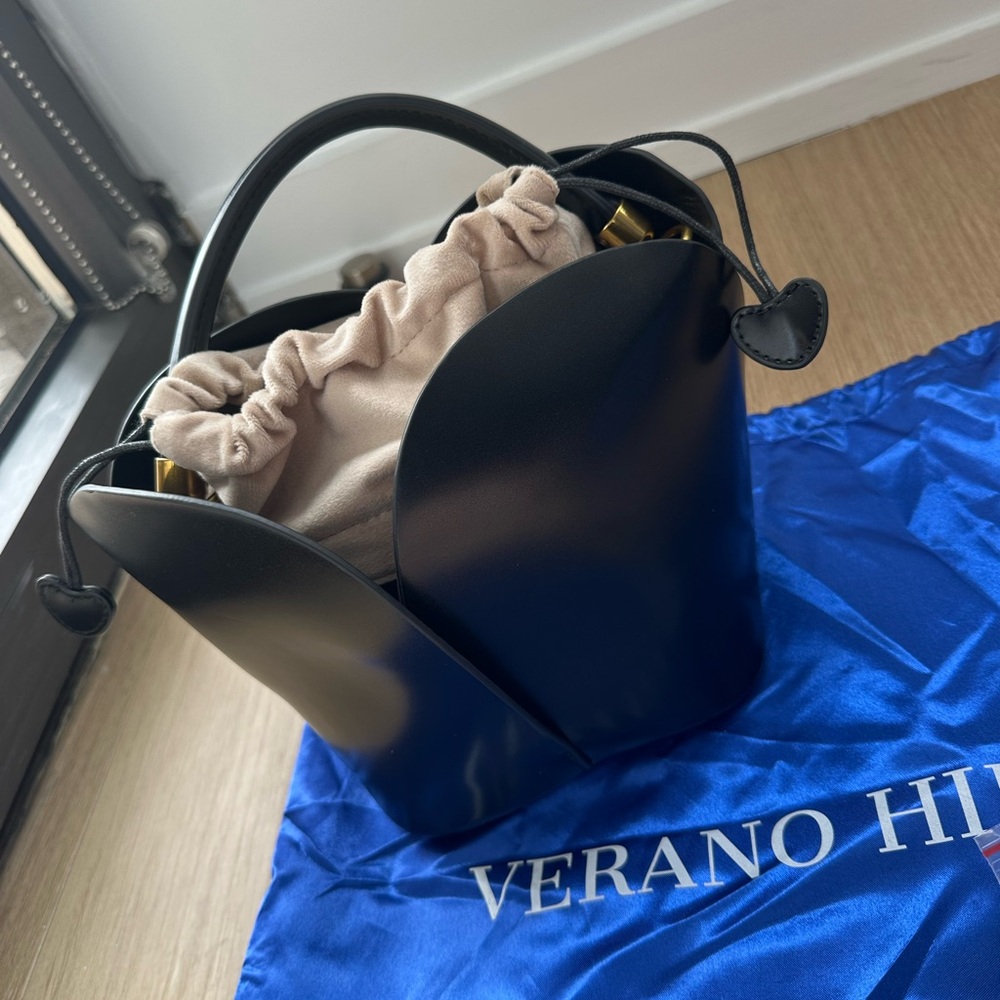 NEVER USED-Sleek Black Tote Bag with Structured Design